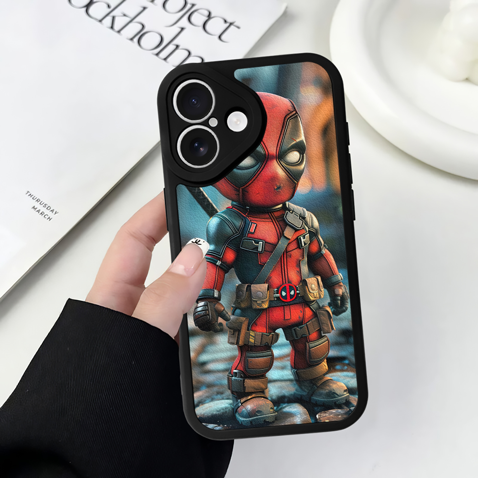 （画像用） Deadpool デッドプール 【iPhone 16シリーズ対応】シリコンスマホケース（レザー調） 材質：シリコン